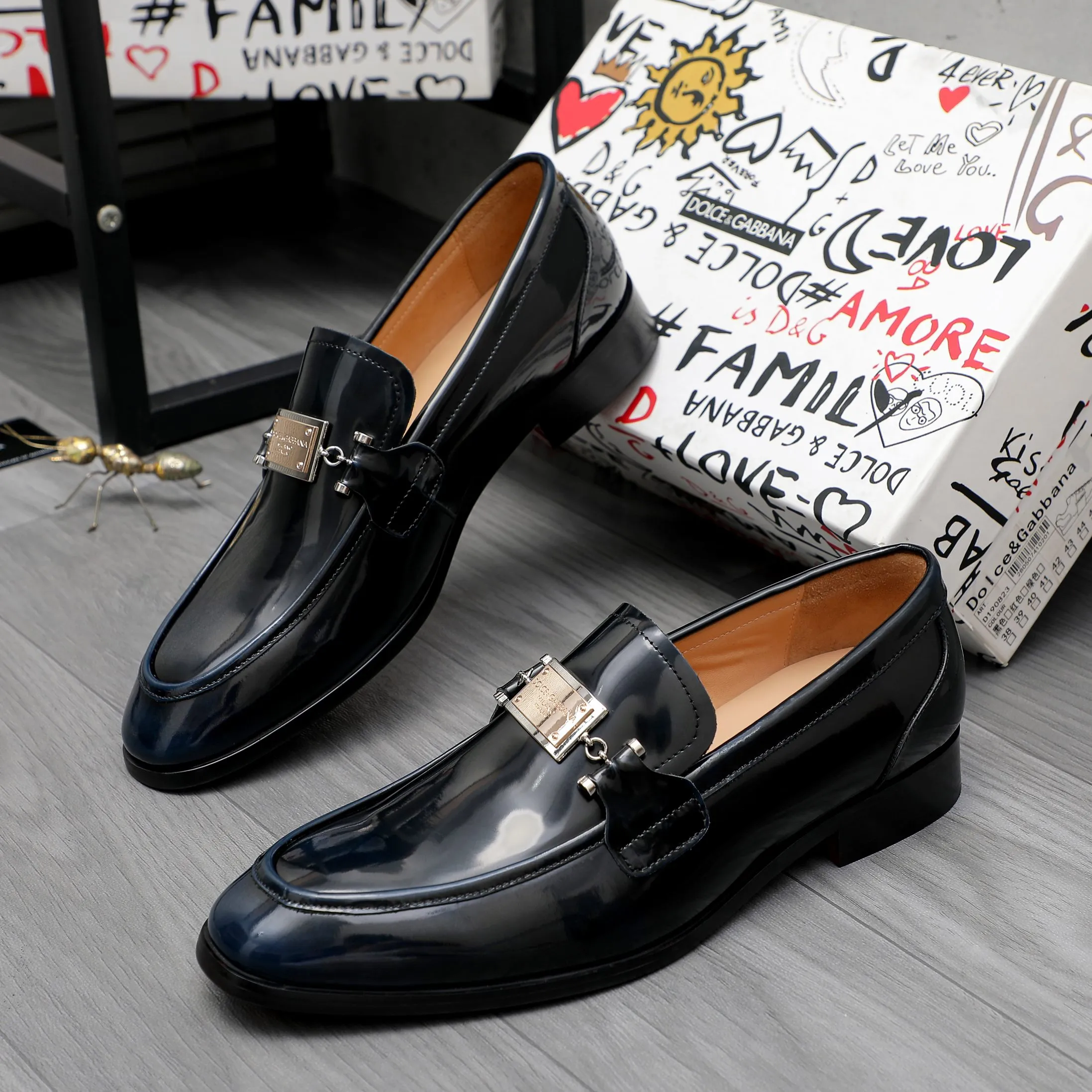 Men's shoes 💰500 Product trademark: DG (Dolce & Gabbana) business casual leather shoes Regular size: 38-45 (45 is custom-made and non-returnable) Product materials: Selected pearlescent polished cowhide upper, cowhide lining, original outsole
